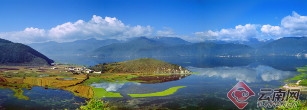 水天一色的纳帕海澄澈如镜。迪庆州委宣传部 供图
