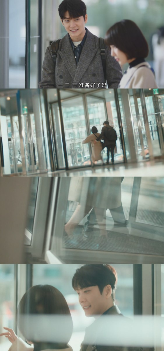 禹英雨不敢过旋转门，李濬浩（姜泰伍 饰）让她想象成跳华尔兹