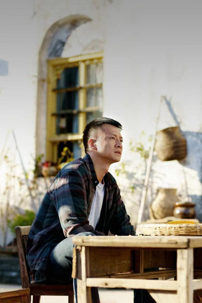 除了在外形上接近角色，唐曾认为演好王庆来更多需要从内心出发。  受访者供图