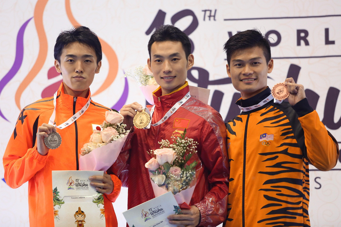 运动员时期，马建超（中）多次获得太极拳比赛冠军。  受访者供图