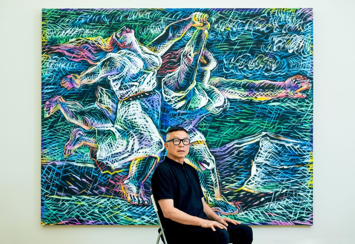 ▲罗中立在展览现场。  新京报记者 郭延冰 摄