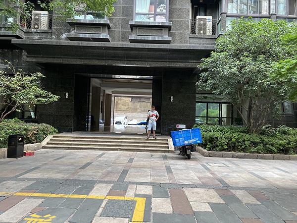 7月16日下午，静安区君御豪庭小区内，有快递员进入小区送货。本文图片 澎湃新闻资深记者 陈逸欣 图