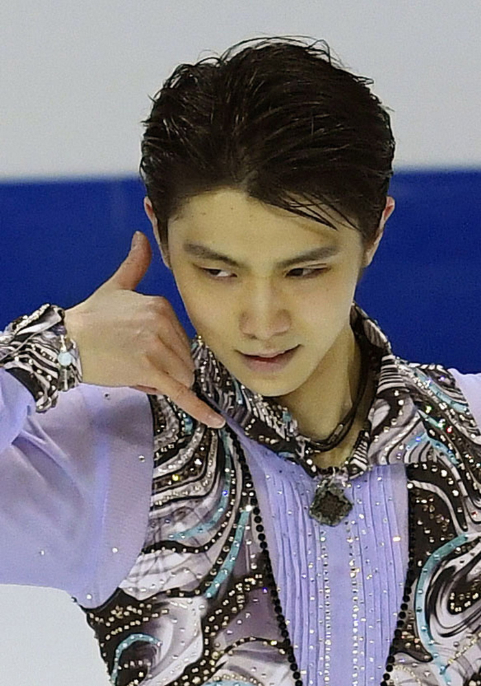 2016年12月8日，法国，羽生结弦比赛中做出打电话手势。