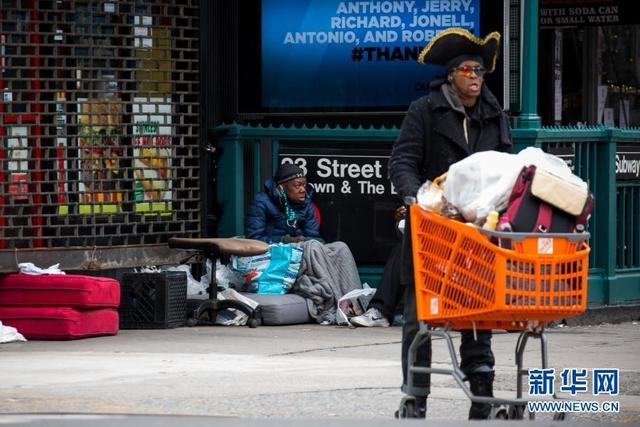 这是2020年4月27日在美国纽约拍摄的地铁站旁的无家可归者。新华社发（郭克摄） 