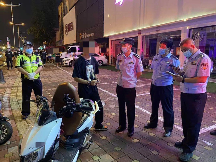 临沂公安交警对涉事车辆进行查处。图源：临沂市公安局交通警察支队官方公号