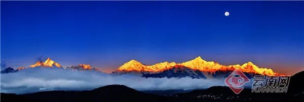 日照金山月同辉 王水林 摄