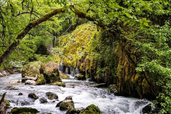尼汝村七彩瀑布一景。曹梦瑶 摄