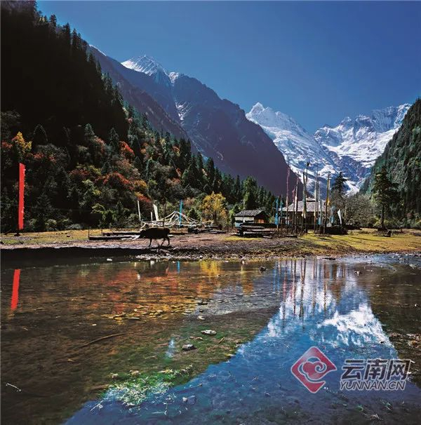 群山簇拥中的雨崩村 迪庆州委宣传部供图