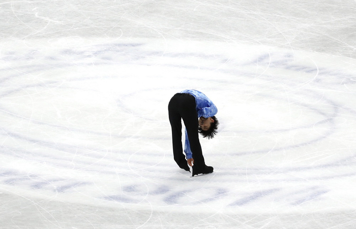 　2014年3月26日，东京北部埼玉世界花样滑冰锦标赛，羽生结弦在男子短节目后深深鞠躬。