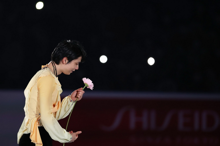 　2021年4月18日，日本大阪，手持鲜花的羽生结弦。