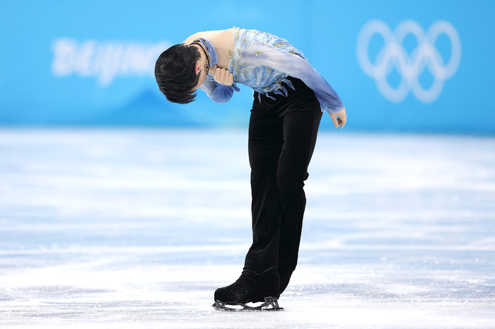 2022年2月8日，北京冬奥会花样滑冰男子单人短节目比赛后，羽生结弦向观众弯腰致意。