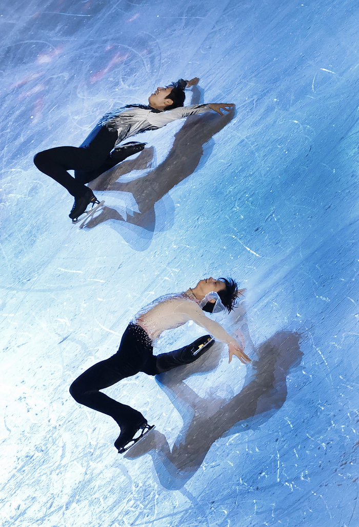 2022年2月20日，2022北京冬奥会花样滑冰表演滑，羽生结弦（下）与中国选手金博洋在表演中。