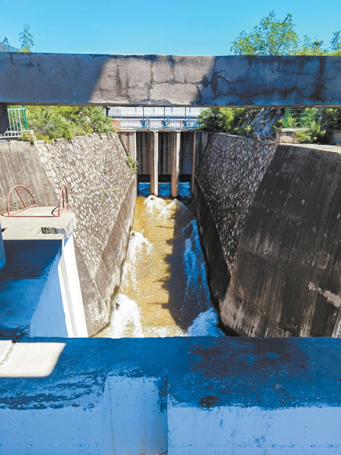 唐指山水库出水口三孔闸门开启，向下游生态补水。本报记者 王天淇 摄