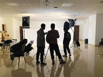 2021年，刘法园和团队成员承接全校学生证件照、商务照拍摄服务。受访者供图