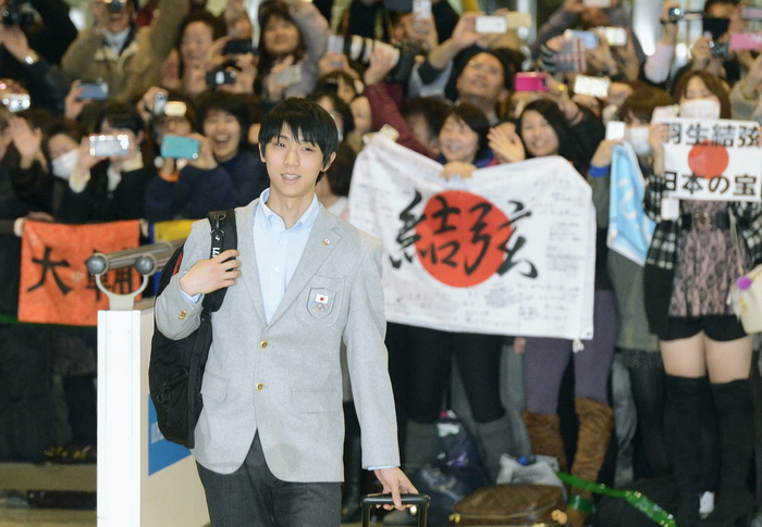 　　2014年2月25日，结束索契冬奥会征程的日本代表团乘包机返回日本。羽生结弦在成田机场受到粉丝们的热情迎接。
