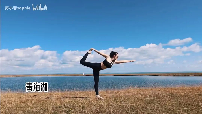 苏小菲在青海旅行，录制vlog。