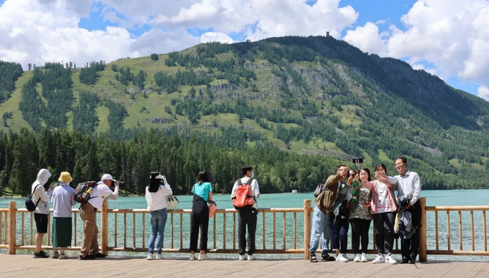 ▲喀纳斯景区近日迎来旅游高峰。&nbsp;&nbsp;来源：喀纳斯景区管理委员会官网