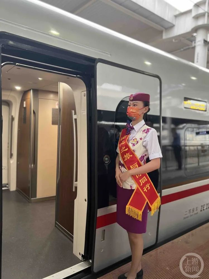 △郑渝高铁首发列车