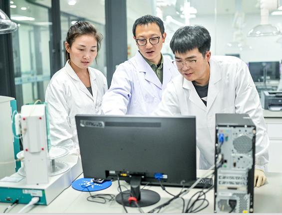 （图中为徐州博康董事长傅志伟 供图：徐州博康）
