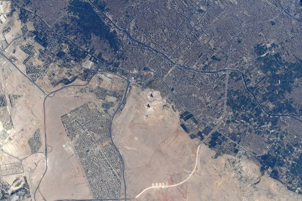 图片说明 在照片中央能看到从太空拍摄的埃及开罗附近的两座大金字塔（资料图片）