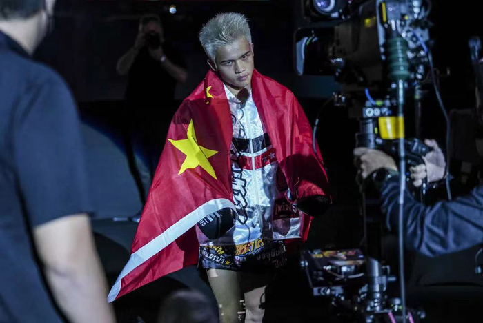 张沛勉说披上国旗的时候很骄傲。  主办方供图