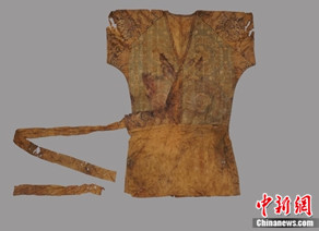 慕容智墓出土的麒麟纹、凤纹锦褂。中新社发 甘肃省文物考古研究所 供图