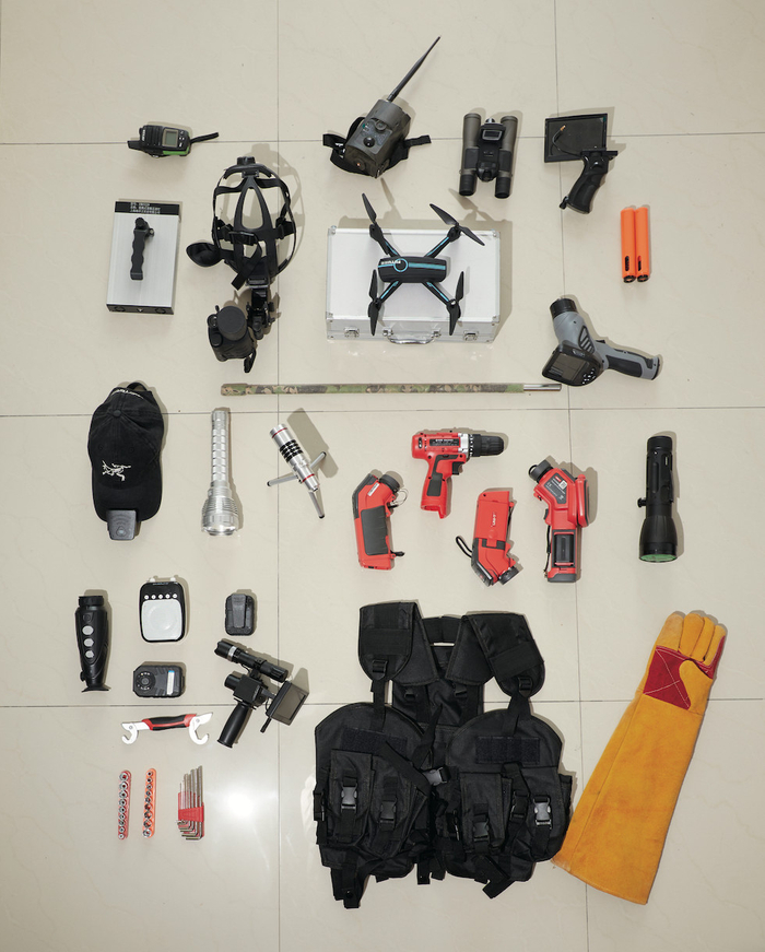 孙锦荣团队在寻宠期间会用到的工具器材。来源：城市画报