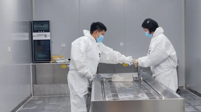 △工作中的小茶（左） 图源：受访者供图