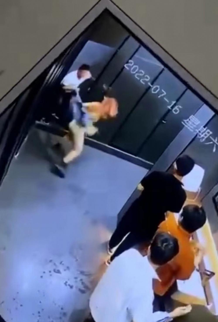 　　▲中牟县“男子卫生间隔间拖拽女生”事件引舆论广泛关注，画面为男子在卫生间强拖女子现场。图/事发酒吧监控视频截图