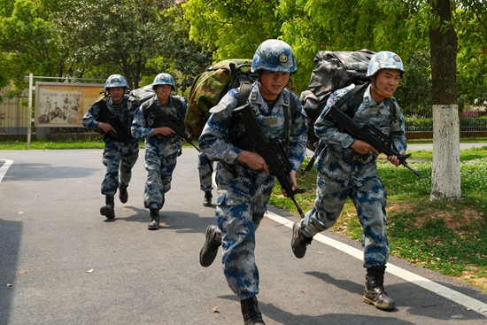     “上甘岭特功八连”炊事班参加比武竞赛。李嘉澎/摄
