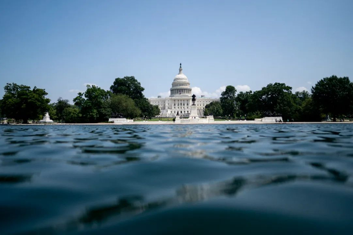 ▲美国芯片法案在参议院获得程序性投票通过后，可能于下周获得正式通过。图/新华社