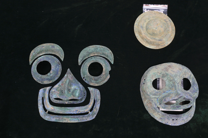 7月20日，房山区琉璃河遗址，去年考古发掘出土的盾牌上的青铜面具饰品。  新京报记者 浦峰 摄