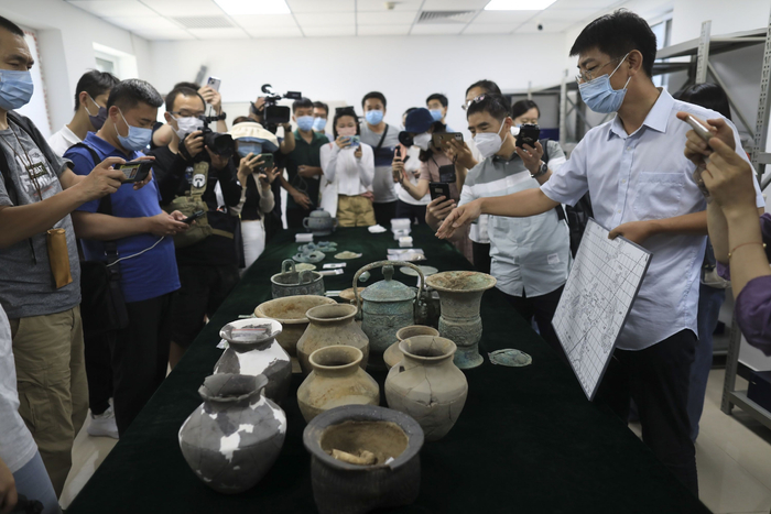 7月20日，房山区琉璃河遗址，北京市考古研究院院长郭京宁（右一）在介绍去年的考古发掘成果。  新京报记者 浦峰 摄