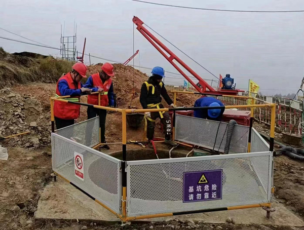 国网青海电力施工人员采用深基坑作业一体化装置基坑开挖。韩学文 摄