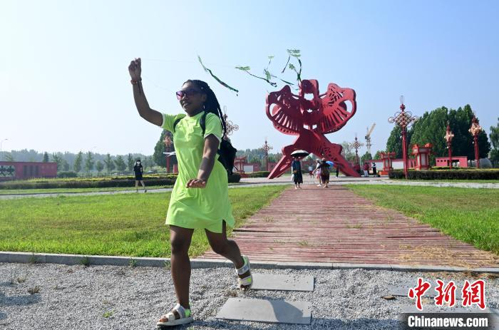 尼日利亚籍留学生马臻放飞风筝。　翟羽佳 摄