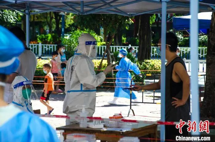 核酸采样信息登记。翟李强 摄