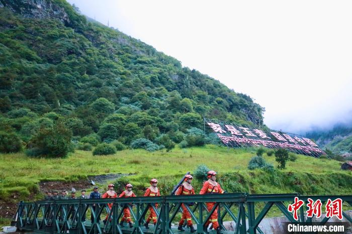 图为西藏森林消防总队山南驻防分队与玉麦乡护林员一起巡护。　杨发 摄