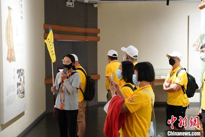 营员参观武当山博物馆 吴卓钰 摄