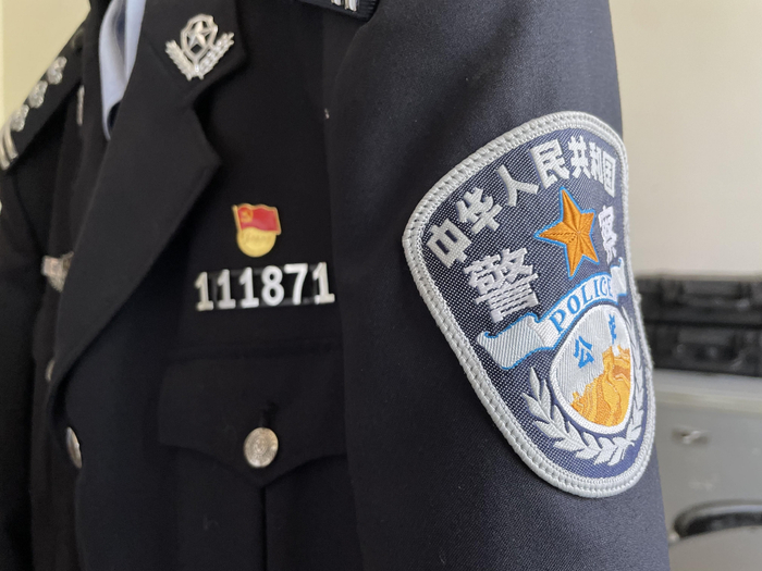▲李涌曾经穿过的警服，至今仍存放在他值班室的衣柜里。&nbsp; 新京报记者 薄其雨 摄