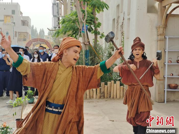 游客亲临现场，感受“一城两风情，一店一故事”。　杨依萱 摄