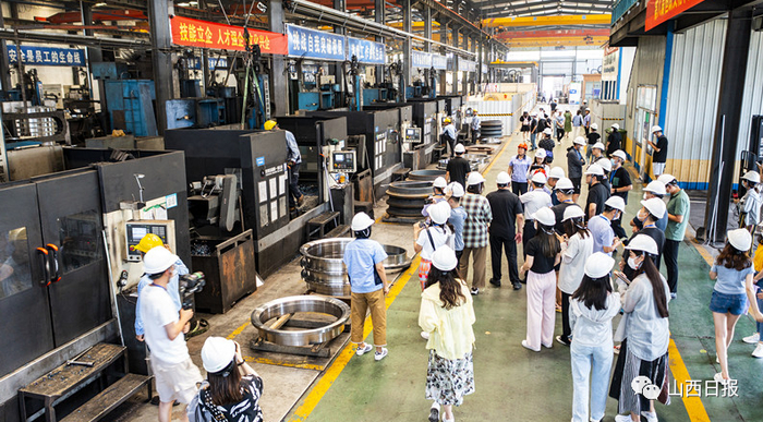 ▲采访团参观山西恒跃锻造有限公司生产车间