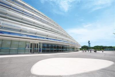 游客进入国家速滑馆参观。 新华社记者 鞠焕宗摄