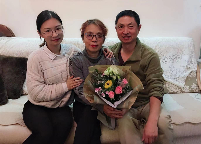 ▲李涌生前与妻子、女儿的合影。&nbsp; 受访者供图