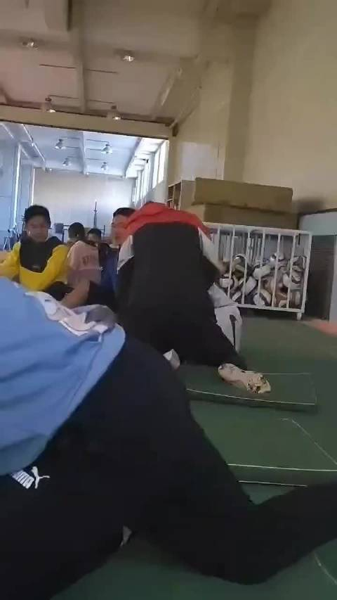 这一招在武术里面叫《乌龙绞柱》……