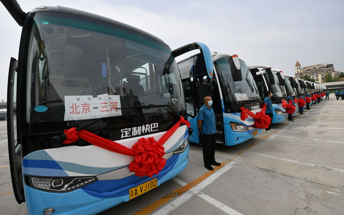 7月22日上午，廊坊北三县至北京国贸地区通勤定制快巴试点运营开通仪式在三河（燕郊）举办。新京报记者 王贵彬 摄