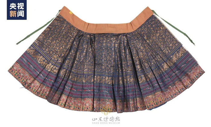 △明 蓝色缠枝四季花织金妆花缎裙 山东博物馆藏