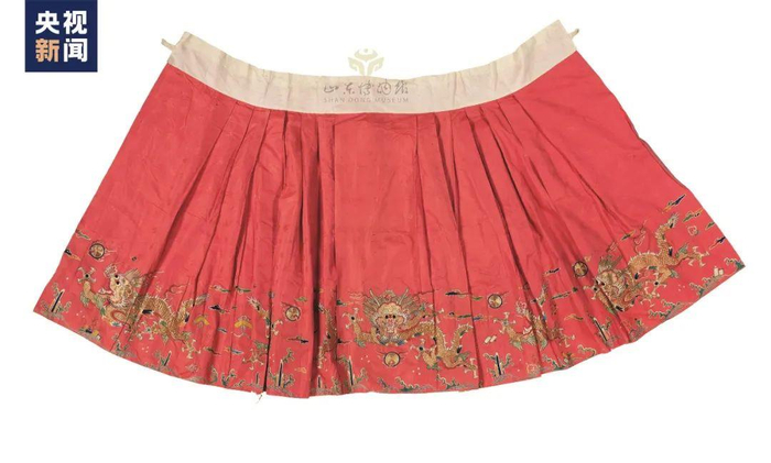 △明 红色暗花缎绣云蟒裙 山东博物馆藏