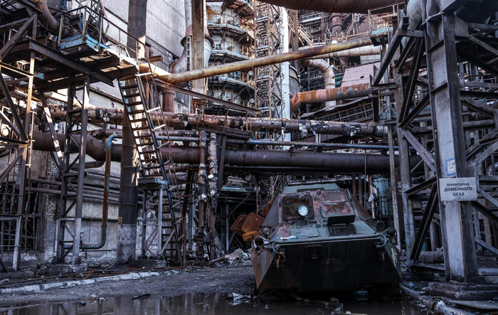 随着俄军的炮击，乌克兰极右翼军事组织“亚速营”盘踞的钢铁厂内部满目苍夷。图丨ICphoto