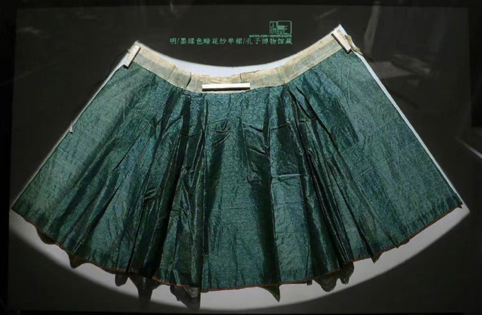 △明 墨绿色暗花纱单裙 孔子博物馆藏