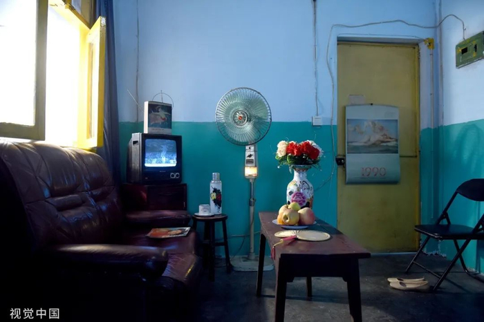 2018年5月，90后成都小伙袁也用旧家具、老物品还原了童年的生活场景。图片作者：刘陈平，来源：视觉中国